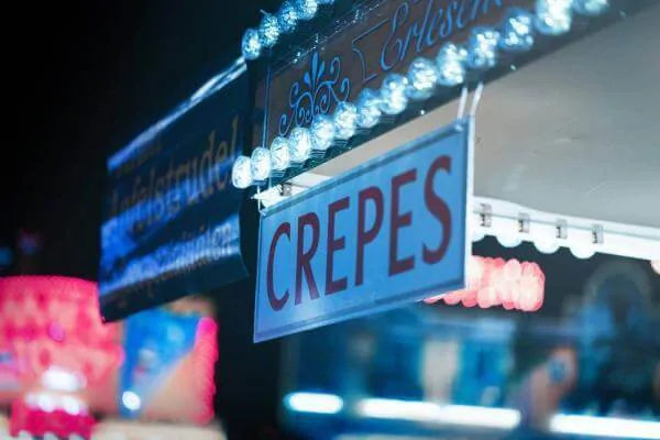 a sign on a food truck that reads 'crepes'