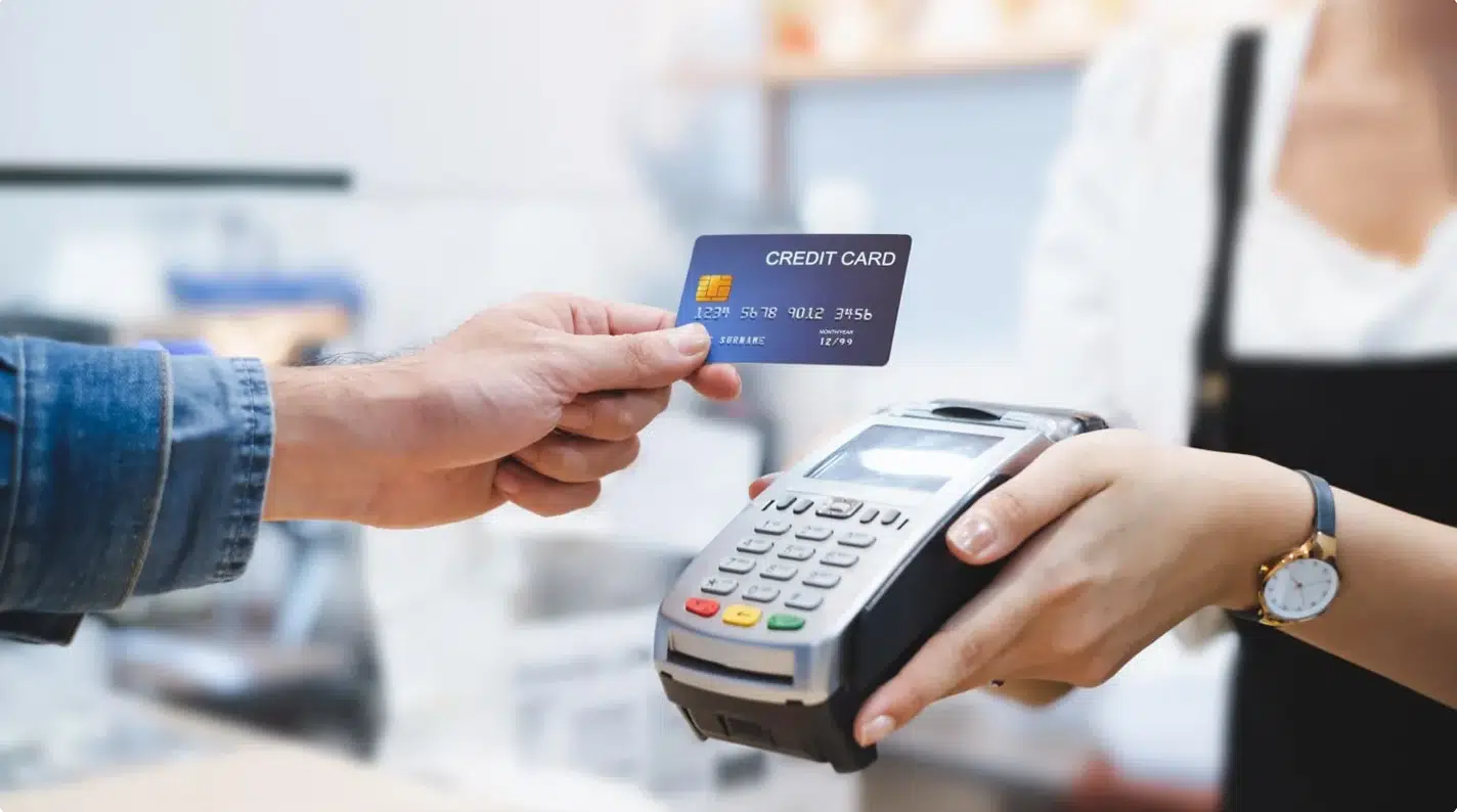 a retailer accepts a contactless payment through a credit card reader