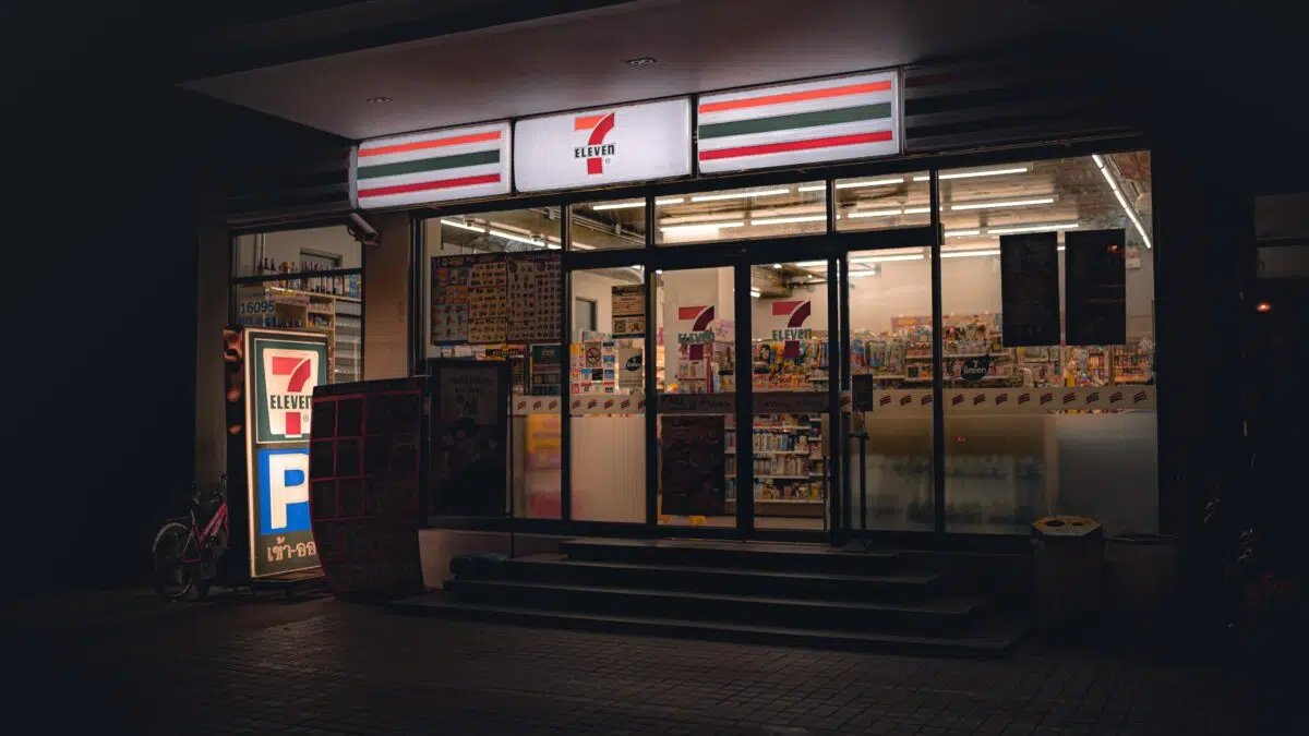the exterior of a 7-11 at night