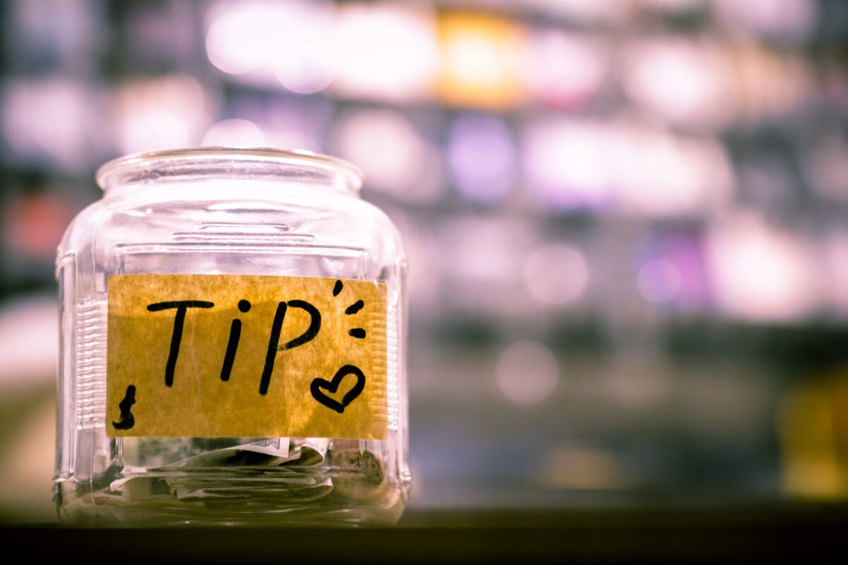 how-to-pay-tips-to-employees-tip-management-guide-for-smbs