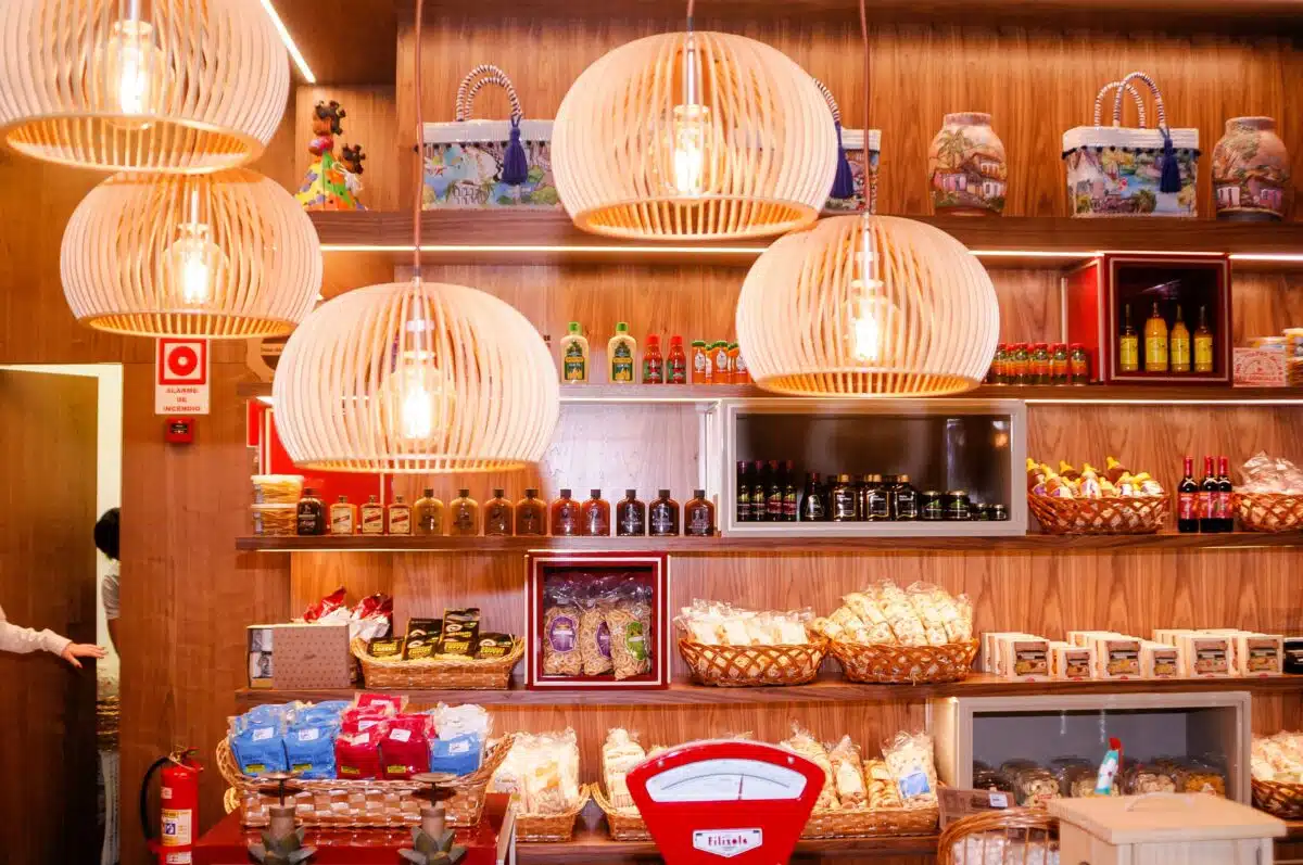 https://koronapos.com/wp-content/uploads/2022/12/a-photo-of-visual-merchandising-techniques-in-a-store-with-sauces-and-foods-under-bright-wood-lanterns-1200x797.jpg.webp