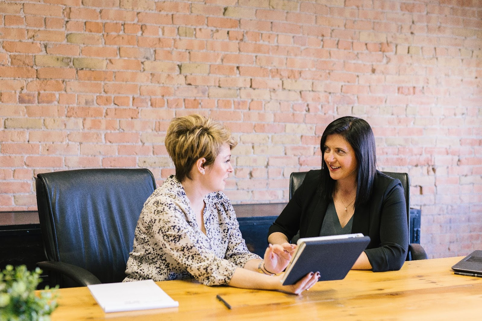 A client meets with an advisor about a stakeholder management plan