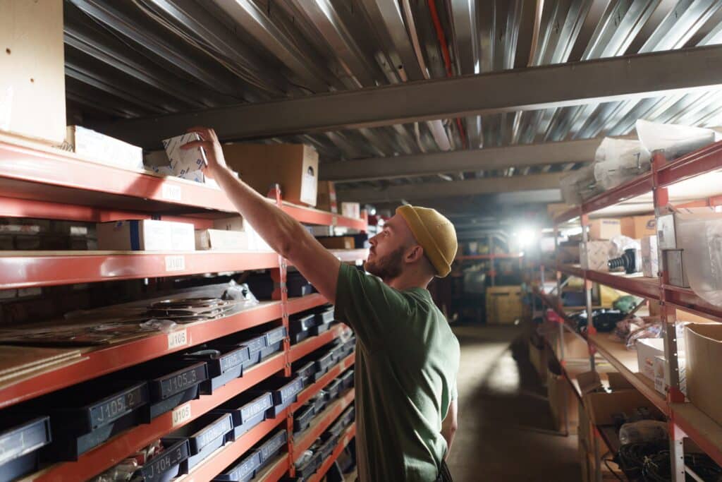 a retail employee looks for inventory with the help of a fixed RFID reader